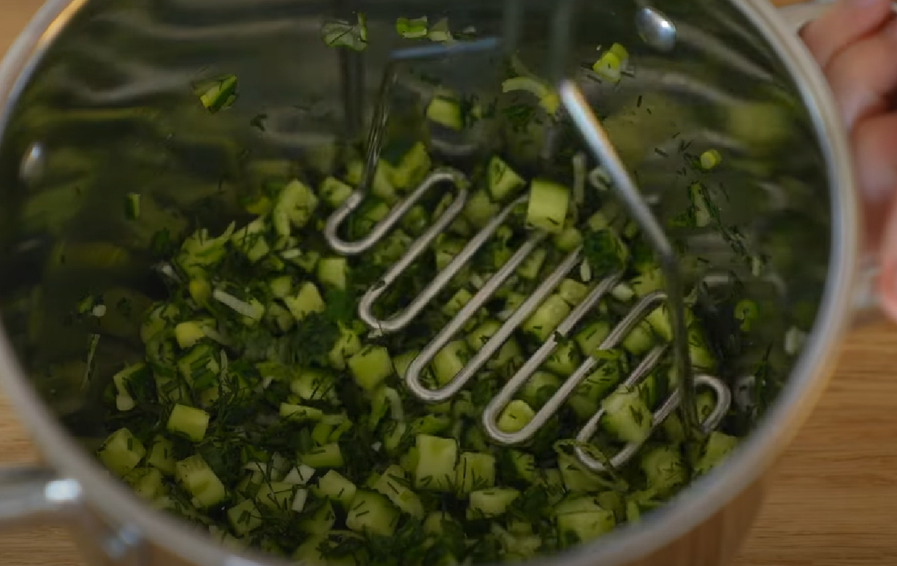 Литовский борщ с яйцом: необычный рецепт холодного первого блюда для лета